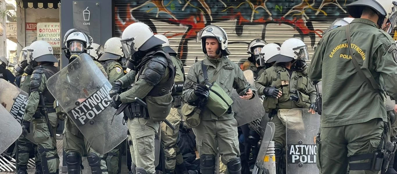 Διψούν για αίμα οι Ρομά: Έριξαν αυτοκίνητο πάνω σε διμοιρία των ΜΑΤ στον Ασπρόπυργο!
